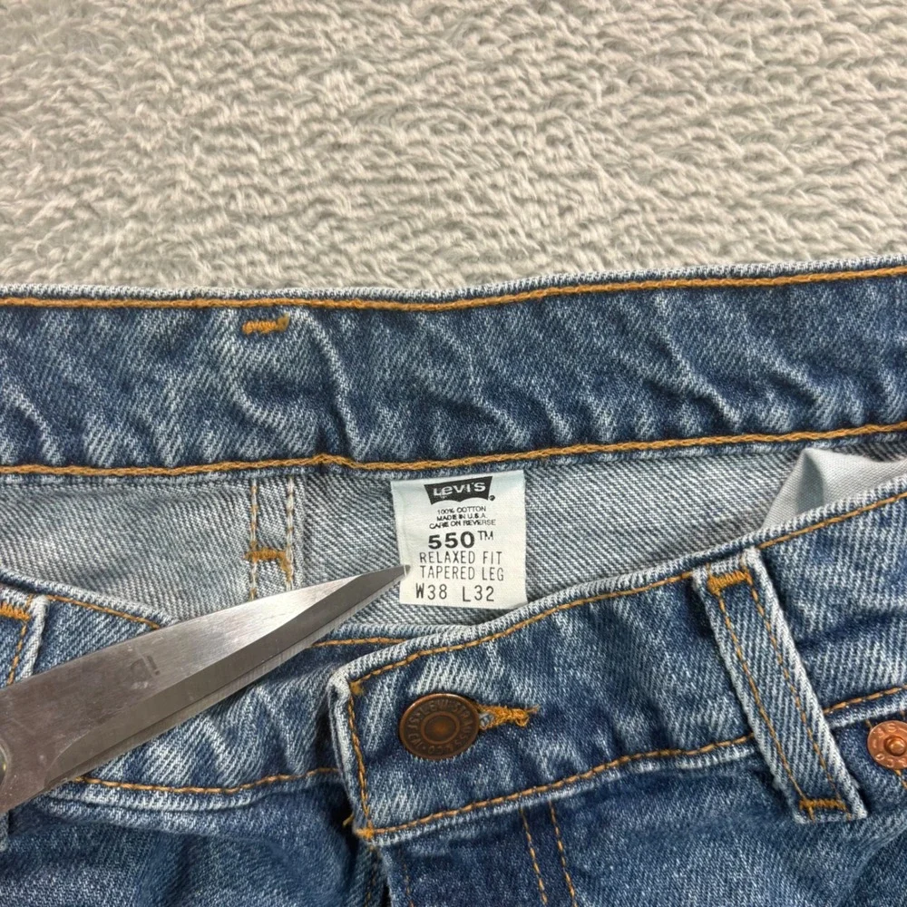 Levi's 550 Jeans Mens 38x32 Blue Relaxed Fit Tapered Leg Medium Wash Made in USA